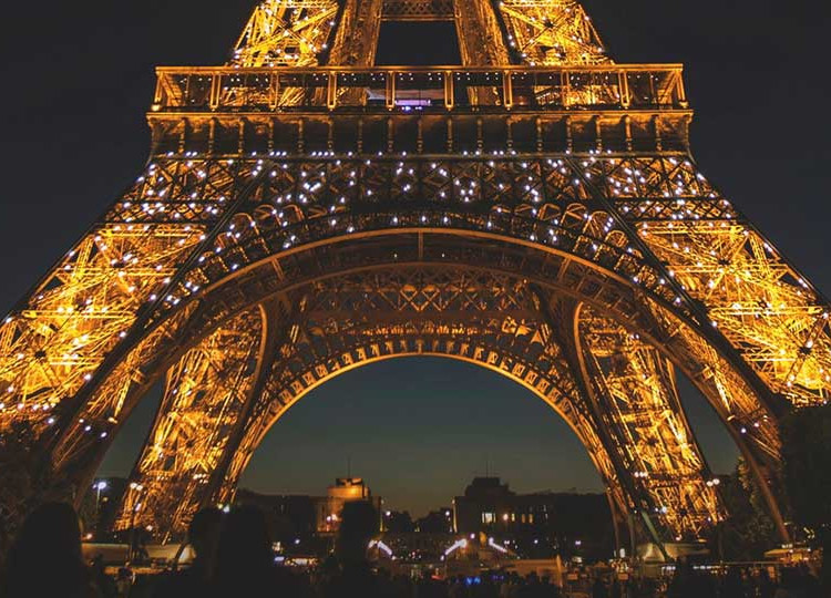 The Eiffel tower lit up at night.